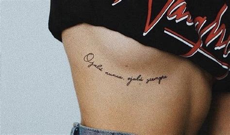 30 Ideas hermosas de Tatuajes en costillas para mujeres